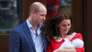 William e Kate à saída do hospital com o terceiro filho