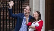 William e Kate à saída do hospital com o terceiro filho