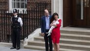 William e Kate à saída do hospital com o terceiro filho