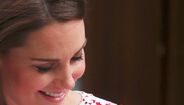 Kate à saída do hospital com o terceiro filho