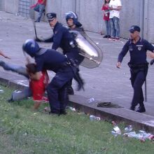 <![CDATA[ Oficial da PSP que espancou pai e filho adeptos do