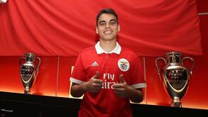 Pedro Souza assina contrato de formação