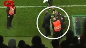 Da dificuldade ao sair do banco à conferência: as imagens de Bruno de Carvalho que marcaram a noite