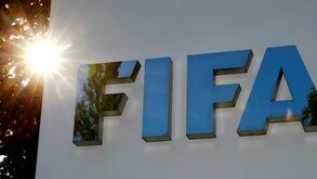 FIFA multa Benfica e Sporting por infrações ao regulamento de transferências