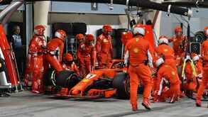 Um 'pit stop' para esquecer: Räikkönen atropela mecânico no Bahrain