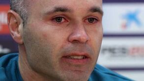 Iniesta chora ao anunciar a saída do Barcelona