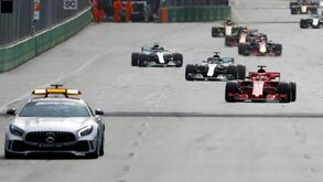 E foi assim que a vitória em Baku e a liderança do Mundial caíram no colo de Lewis Hamilton