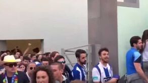 Adeptos do FC Porto picam Benfica com cântico 'penta ciao'