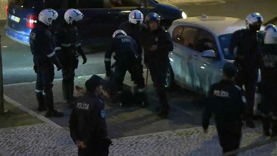 Sete detidos e seis polícias feridos depois do clássico