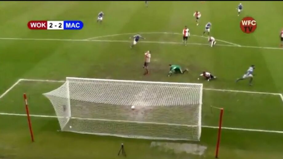 Defesa do Woking desistiu da bola, o campo deu uma ajuda inesperada e o adversário... marcou