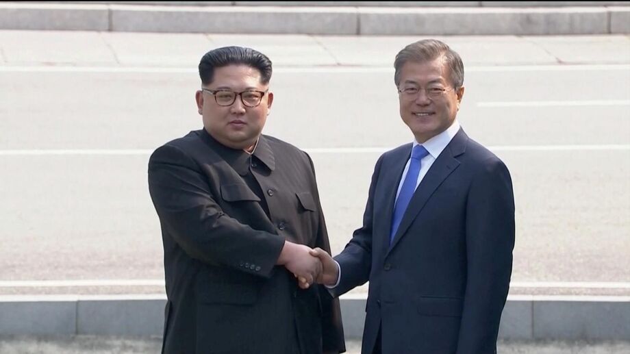 Kim Jong-un, presidente da Coreia do Norte e Moon Jae-in, da Coreia do Sul, deram aperto de mão histórico