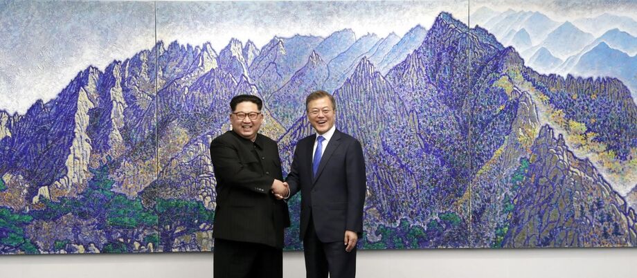 Kim Jong-un, presidente da Coreia do Norte e Moon Jae-in, da Coreia do Sul, saudaram-se emotivamente