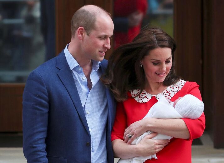 William e Kate à saída do hospital com o terceiro filho