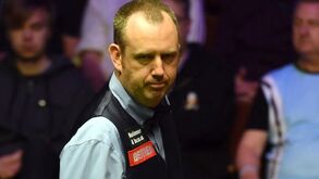 Campeão do mundo de snooker acaba festa na cama com amigo