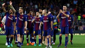 Houve 12 entradas, robalo e sobremesa em forma de caveira no jantar de gala do Barça