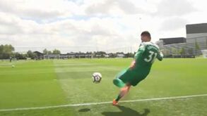 Assim até parece fácil: como Ederson entrou no Guinness com um pontapé... daqueles