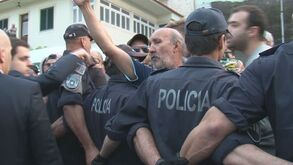 Revolta de adeptos do Sporting obrigou ao reforço policial à saída dos Barreiros