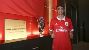 Tomás Araújo assina contrato profissional