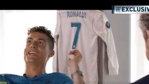 Ronaldo recorda entrada da polícia no seu barco com pistolas: «Mas há assassinos aqui?»