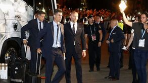 Ronaldo aclamado à chegada a Kiev