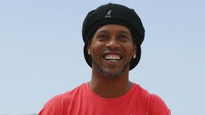 Ronaldinho desmente casamento com duas mulheres: «É a maior mentira»