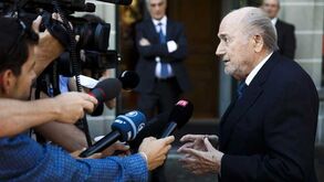 Joseph Blatter e Michel Platini aliviados com confirmação da absolvição