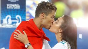 Ronaldo celebrou com bandeira de Portugal e beijo a Georgina
