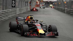 Daniel Ricciardo festejou vitória no Mónaco com... chapa na piscina