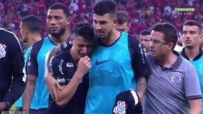 Jogador do Corinthians 'oferece' golo e acaba jogo a chorar