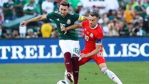 Herrera e Corona titulares no empate do México