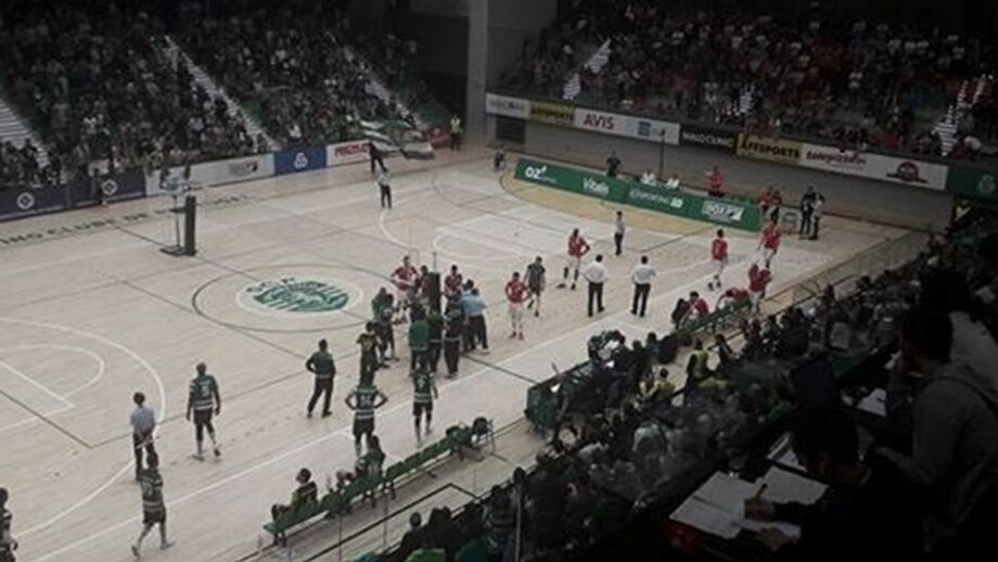 Sporting-Benfica: Tiago Violas foi atingido por uma moeda e final de voleibol esteve interrompida