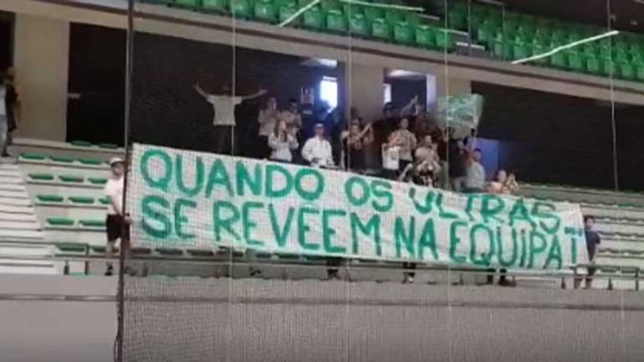 Leões podem ser campeões no sábado e as claques apareceram de surpresa no Pavilhão João Rocha para incentivar