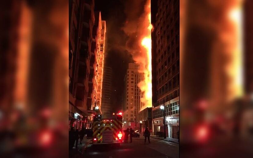 Prédio em chamas desaba em São Paulo