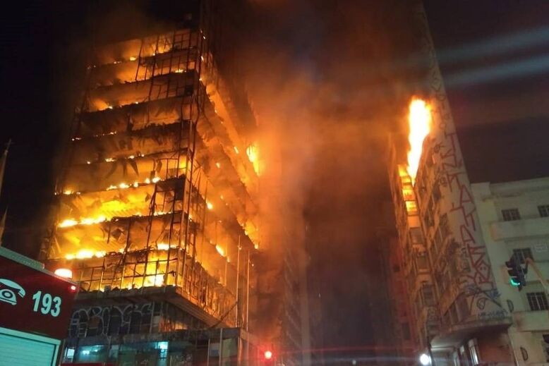 Prédio em chamas desaba em São Paulo