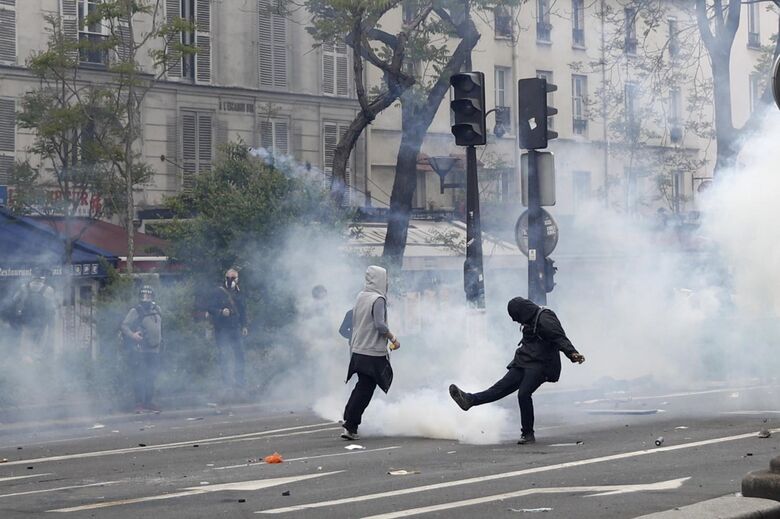 Manifestações do 1 de maio em Paris marcadas por violência