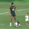Jogadores da seleção brasileira surpreendidos pelos familiares no treino