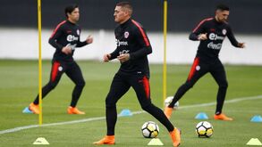 A cotovelada de Castillo (futuro reforço do Benfica) que lhe valeu a expulsão num particular do Chile
