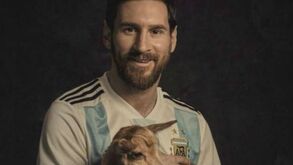 Que faz Messi com uma cabra ao colo?
