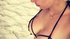 Wanda Nara provoca com biquíni pequenino e goza com nudez de Icardi