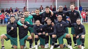 Cristiano Ronaldo mostra a equipa vencedora na peladinha