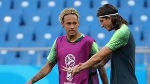 Neymar aparece com um novo 'look' e centra atenções no treino do Brasil