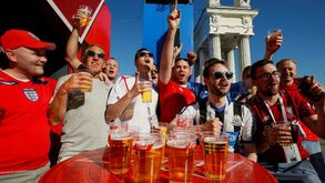 Na cidade que recebe Inglaterra não se vende cerveja em garrafas