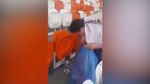 Adeptos do Japão limpam bancadas após o jogo com a Colômbia