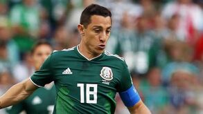  Andrés Guardado: «Neymar gosta de se atirar»