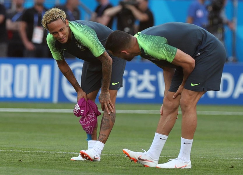 neymar-mostra-novo-penteado-durante-treino-da-selecao-em-londres-1342709816528_615x470.jpg