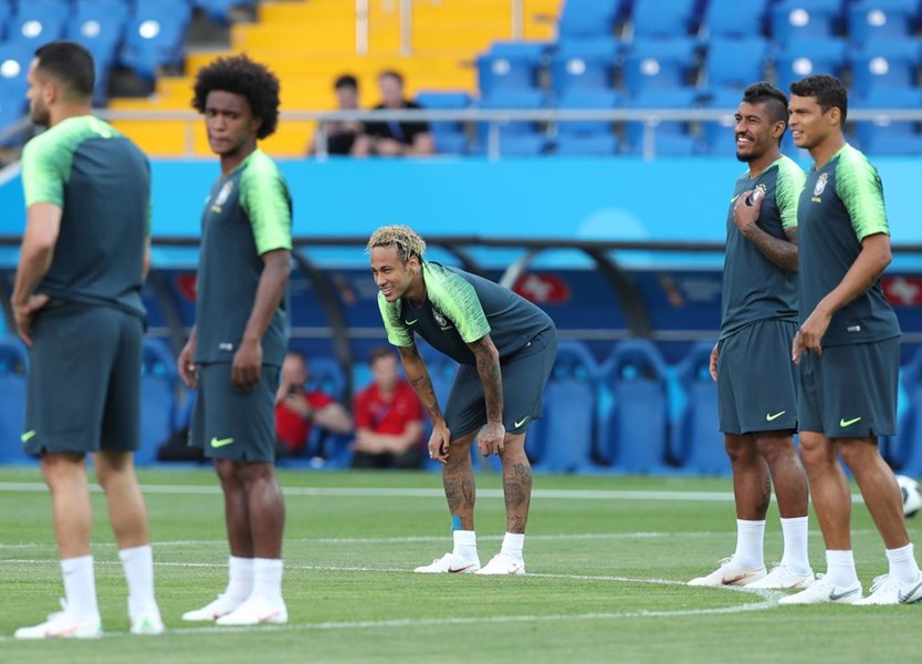 neymar-mostra-novo-penteado-durante-treino-da-selecao-em-londres-1342709816528_615x470.jpg