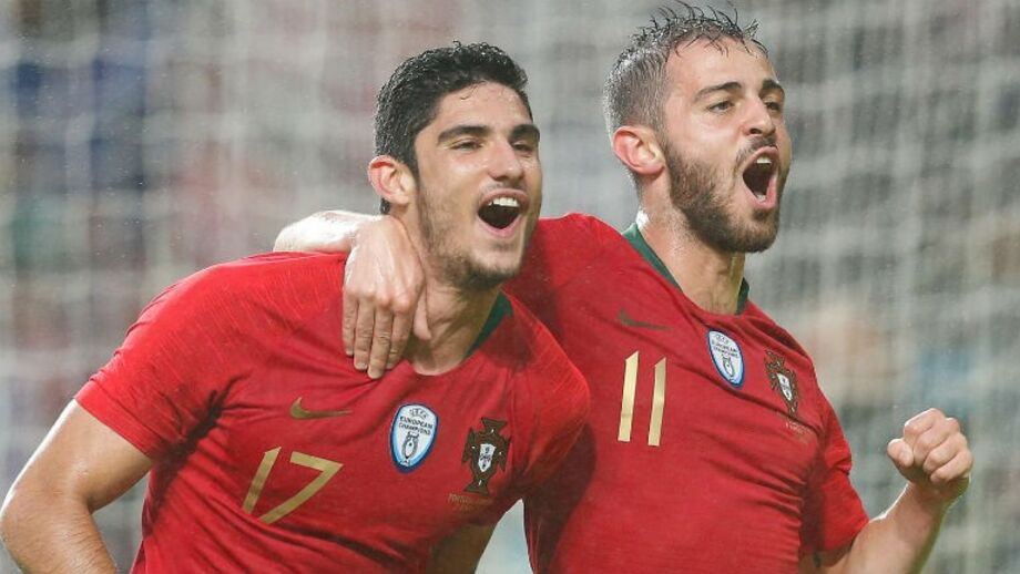 Gonçalo Guedes celebra com Bernardo Silva