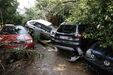 Carros afundados em lama no subúrbio de Maroussi, perto de Atenas