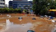 Carros afundados em lama no subúrbio de Maroussi, perto de Atenas
