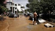 Carros afundados em lama no subúrbio de Maroussi, perto de Atenas